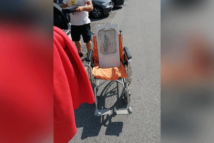 Mittels eines Rollstuhls hatten die Künstler, die zur Gruppe "BetonundZucker" gehören, das Beton-Werk auf die Ostrale geschmuggelt.