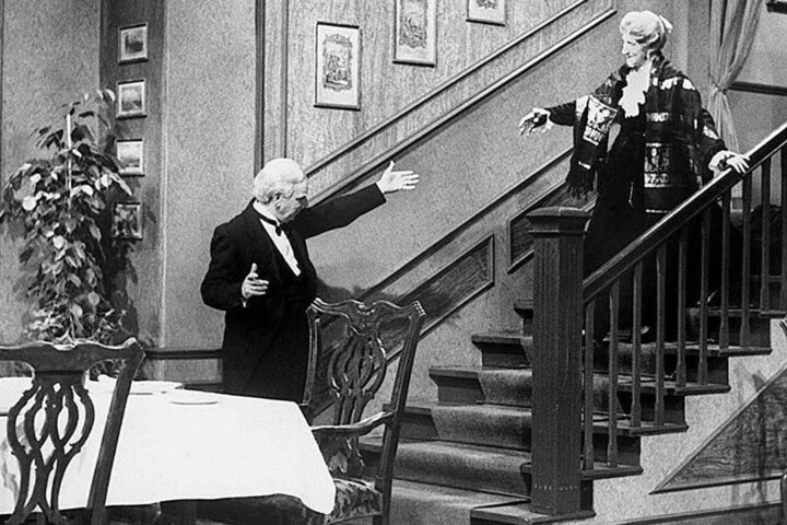 Miss Sophie und Butler James feiern den 90. Geburtstag der alten Dame.