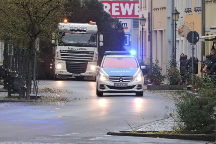 Die Anlieferung des Grimmaer Weihnachtsbaumes samt Polizei-Eskorte.