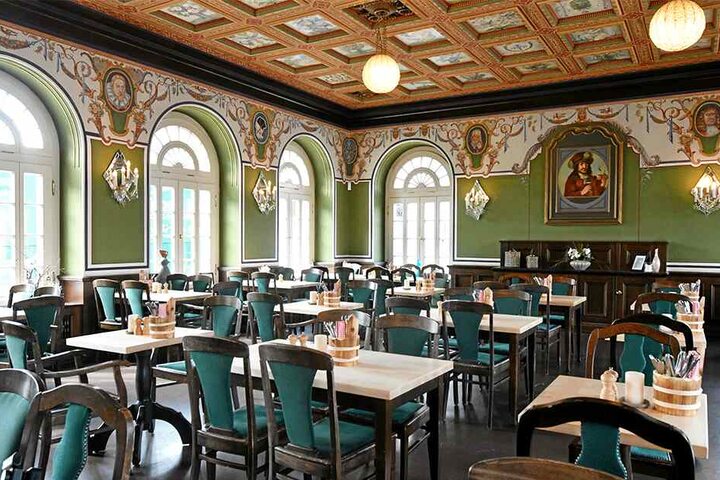 Im Schankhaus "Stadtwaldschlößchen" lohnt sich nicht nur ein Blick in die Karte, sondern auch an die bemalten Wände und die Decke.