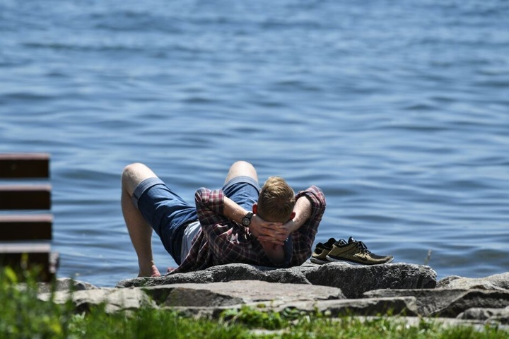Viel frische Luft und Sonne sowie eine gesunde Ernährung tragen dazu bei, dass Du den Sommer ohne Erkältung genießen kannst.