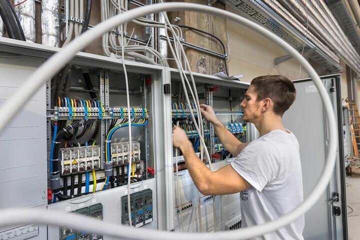 Elektriker Maik Ebersbach (27) überprüft einen der Sicherungskästen.