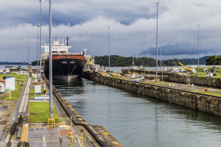 Ein Containerschiff fährt durch das Schleusensystem des Panamakanals. Durch steigende Temperaturen und wenig Regen ist die Schiffbarkeit der Wasserstraße bedroht.