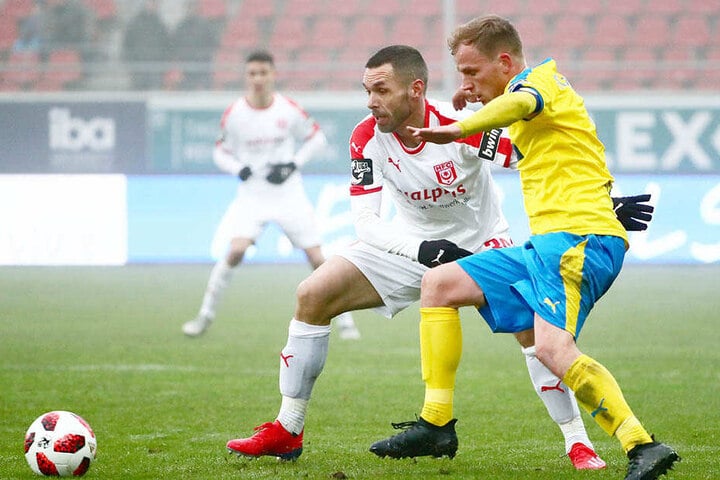 Christian Tiffert (l.), hier gegen René Eckardt vom FC Carl Zeiss Jena, sitzt beim Drittligist Hallescher FC meist auf der Bank.