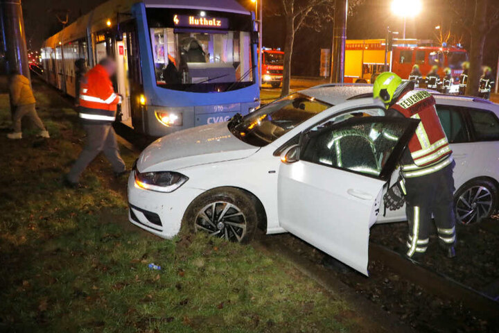 Das Auto landete auf der Stollberger Straße an der Ecke Dr. Salvador-Allende-Straße im Gleisbett.
