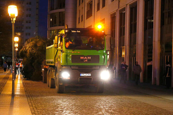 Durch diese enge Gasse muss er kommen: Die
Innere Klosterstraße ist der einzige Weg für
den Weihnachtsbaum in die City.