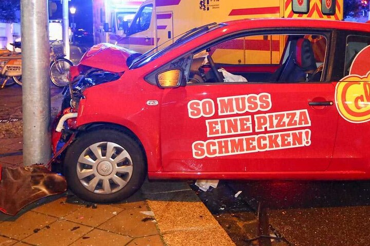 Das Fahrzeug des Pizza-Diensts hatte keine Chance auszuweichen.