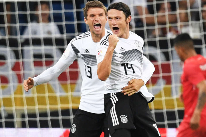 Nico Schulz (vorne) bejubelt mit dem eingewechselten Thomas Müller (hinten) sein erstes Tor für die Nationalelf im ersten Länderspiel.
