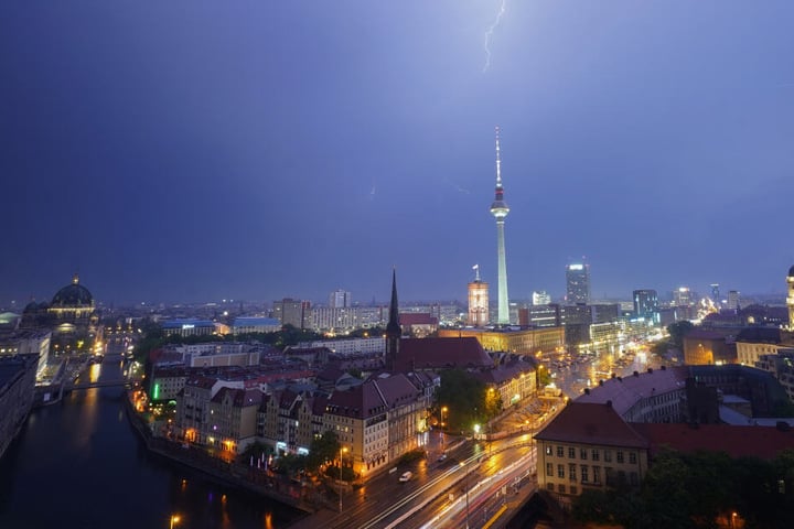 litze zucken während eines Gewitters über dem Fernsehturm über den Himmel.