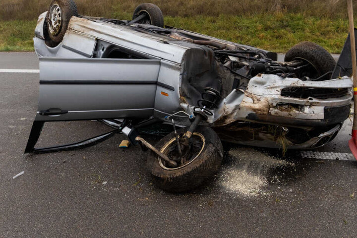 Der Unfallverursacher erlitt eine Platzwunde am Kopf. Er hatte sich mit dem Wagen überschlagen.