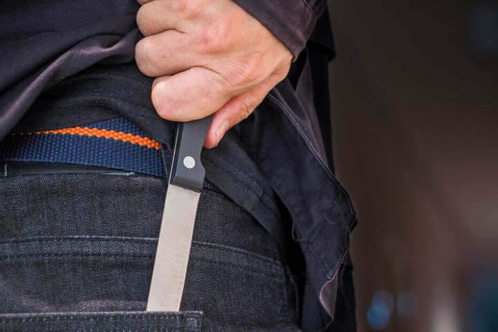 Einer der Männer zog ein Messer und stach seinem Gegenüber zwei Mal ins Bein. (Symbolbild)