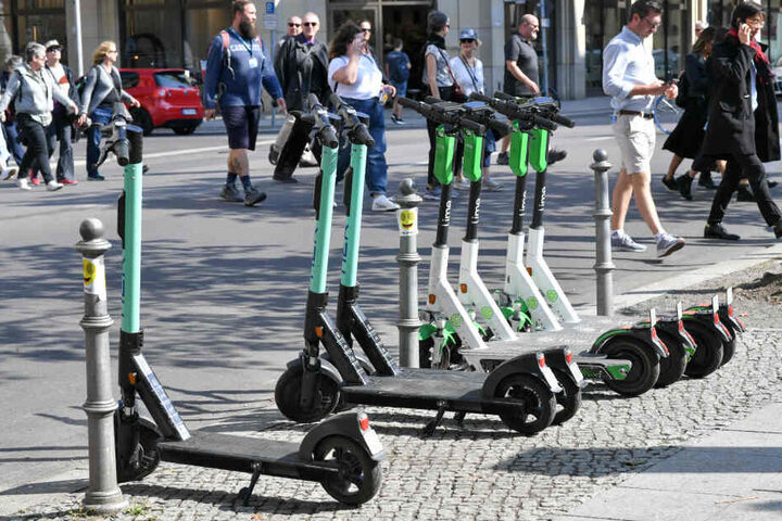 In Düsseldorf sollen bald pro Abstellplatz nur noch fünf E-Scooter geparkt werden dürfen (Symbolbild).