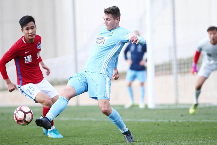 Daniel Frahn (r.) im Camp-Testspiel gegen Chinas Henan Jianye vor Hao Chen am Ball.