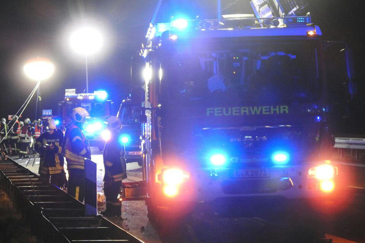 Die Feuerwehr musste am Sonntagabend die Unfallstelle beräumen.