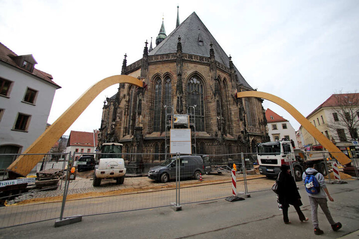 Zwei riesige Holzstützen stabilisieren die Pfeiler des Chorraums am Dom von Zwickau.