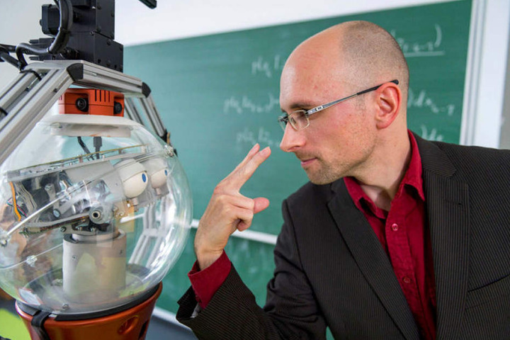 "Schau mir in die Augen, Kleines" - der Roboter folgt seinem Programmierer mit den Augen.
