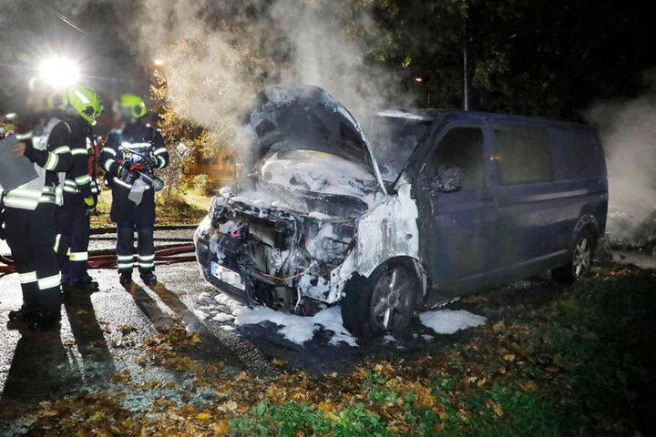Das Feuer brach im vorderen Bereich des Transporters aus.