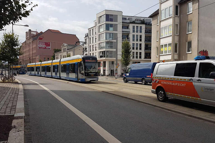 Hinter dem Unfallfahrzeug staute sich der Straßenbahnverkehr.