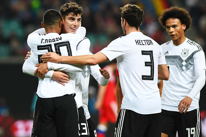 Deutschlands Serge Gnabry (l.), Kai Havertz (Zweiter von l.), Jonas Hector (Zweiter von r.) und Leroy Sané (r.) bejubeln das 3:0.