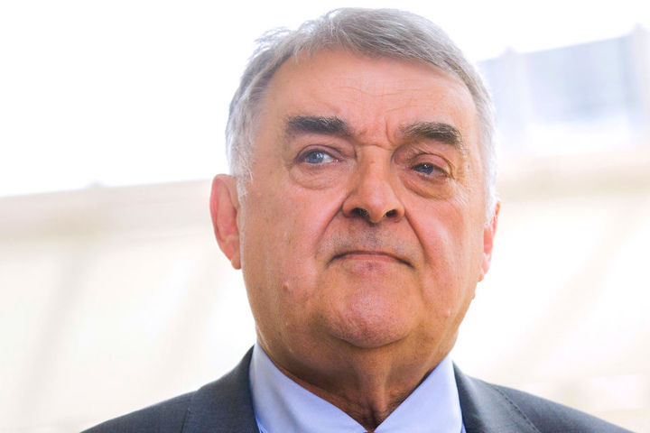 Entwarnung: Laut Innenminister Herbert Reul (65) gibt es keinen "Veganer-Terrorismus" in NRW.