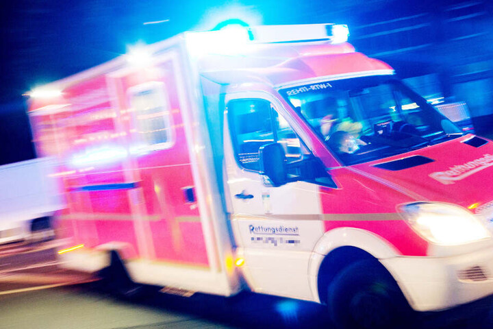 Die verletzte 19-Jährige wurde auf dem schnellsten Weg in eine Klinik gebracht, doch es war zu spät (Symbolbild).