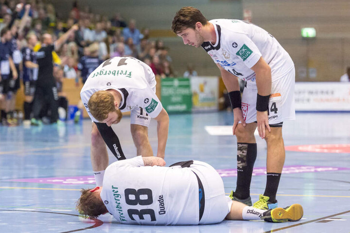 Arseniy Buschmann (links) und Gabriel de Santis (rechts) sorgen sich um den am Boden liegenden Quade.