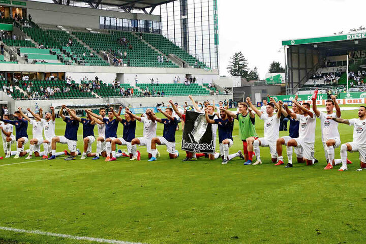 Die Hämmer nach dem Sieg in Fürth. Die Mannschaft feierte den ersten Auftaktsieg seit sechs Jahren ausgelassen mit den 3000 mitgereisten Fans.