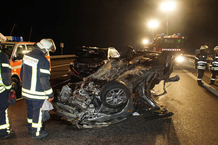 Bis in den frühen Sonntagmorgen waren die Einsatzkräfte dabei, die Fahrbahn zu räumen.