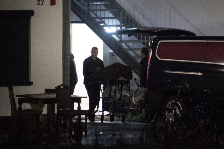 Bestatter transportieren aus einer städtischen Unterkunft in Sankt Augustin eine Leiche ab.