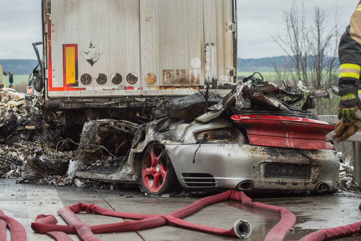 Ein Großteil des Porsches steckte unter dem Lkw. Der Fahrer hatte keine Chance.