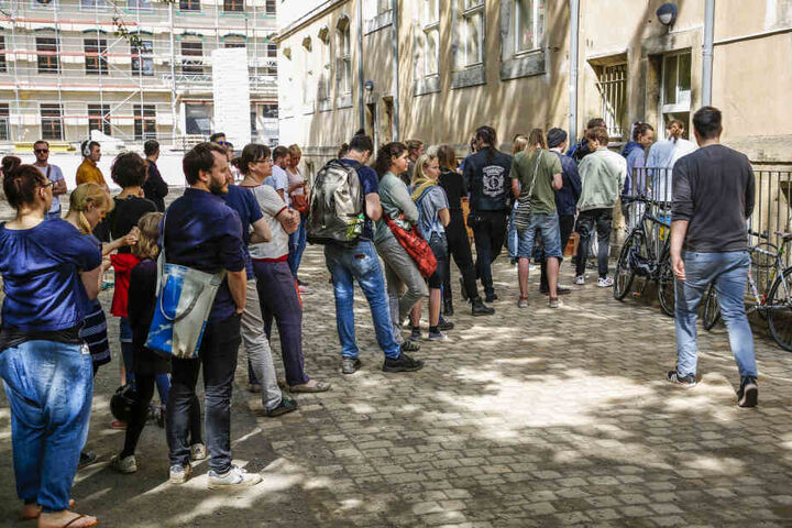 Nicht nur wegen langer Warteschlangen bis nach 18 Uhr gibt es Kritik an der Wahlorganisation.