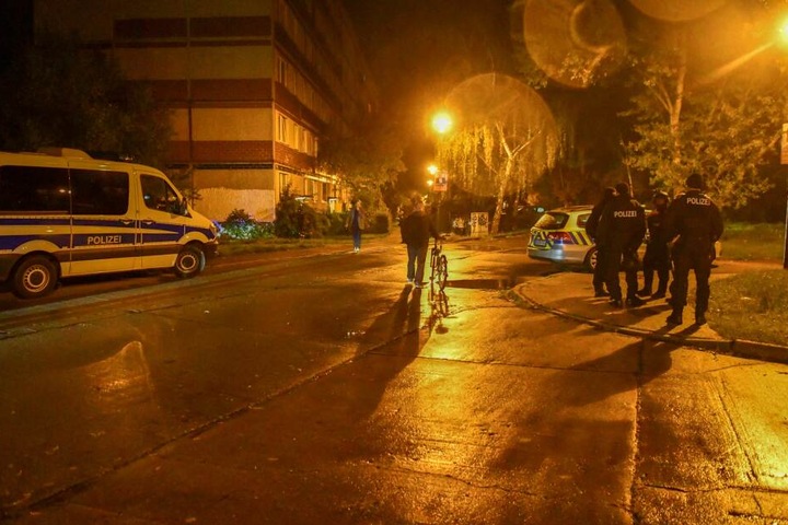 Die Erich-Kästner-Straße in Halle-Silberhöhe wurde weiträumig abgeriegelt.