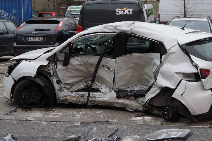 Das Polizeiauto fuhr in die linke Seite des Kleinwagens.