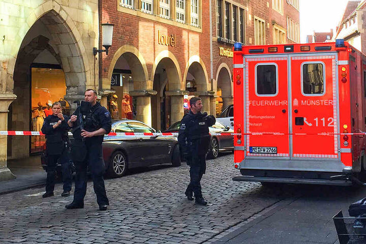Fahrzeuge der Feuerwehr stehen in der Innenstadt von Münster.
