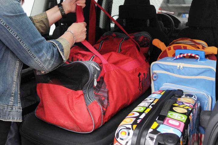 Das Reisegepäck einer Frau wurde in der Türkei von einem Auto überfahren. (Symbolbild)