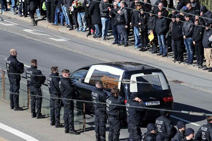 Ein Leichenwagen brachte den Sarg in die Annaberger Straße.