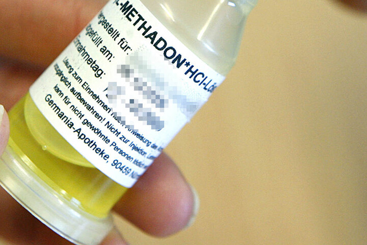 Methadon kostet acht bsi 20 Euro für 100 ml, die 4-6 Wochen reichen - Krebs-Medikamenten kosten 20.000 bis 25.000 Euro....