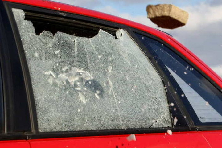 Unbekannte hatten jeweils eine Seitenscheibe der Fahrzeuge eingeschlagen und diese dann durchsucht. (Symbolbild)