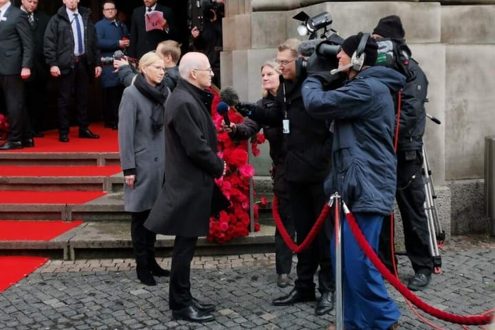 Bürgermeister Peter Tschentscher stellt sich den Fotografen.