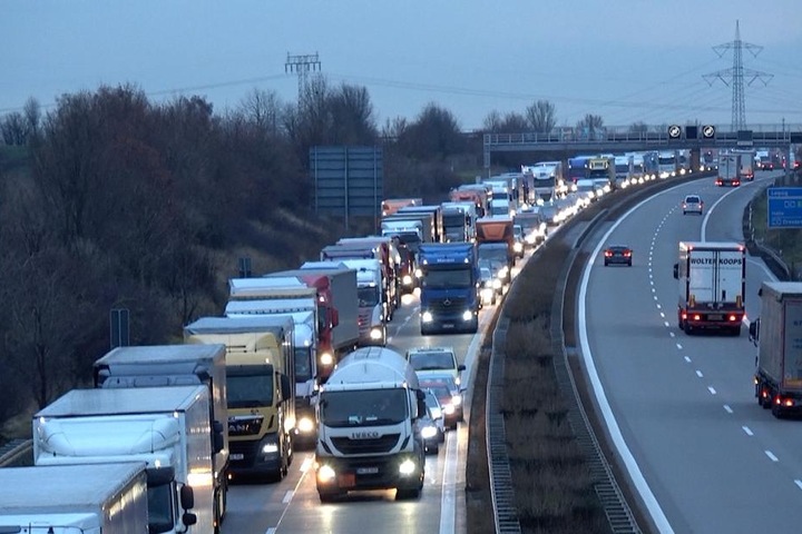 Für knapp drei Stunden musste die Autobahn 14 bei Schönebeck gesperrt werden.