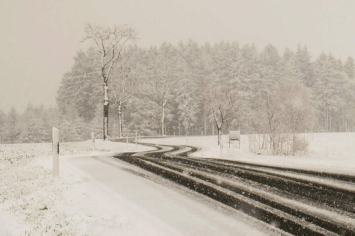Schnee und überfrierende Nässe sorgen für schlechte Straßenverhältnisse.