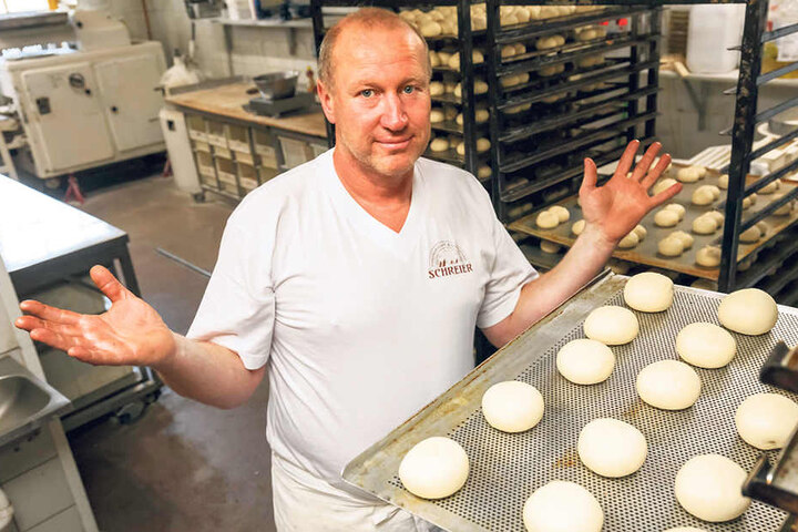 Bäckermeister Uwe Schreier (48) sucht verzweifelt einen Bäcker für seine
Backstube. Fachpersonal ist derzeit Mangelware.