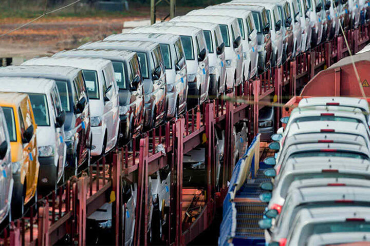 Kleintransporter von Volkswagen stehen zur Auslieferung auf einem Rangierbahnhof bereit. Der VW-Konzern hat die Manipulation der Abgas-Software bereits eingeräumt.