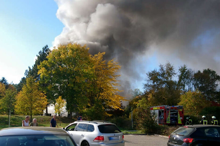 Die Rauchwolke stieg meterhoch über Flöha auf und war sogar noch von Chemnitz aus zu sehen.