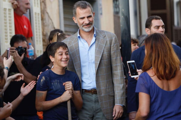 König Felipe VI. von Spanien besucht Menschen in Sant Llorenc.