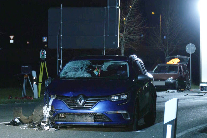Dieser Renault Mégane erfasste die beiden Personen.
