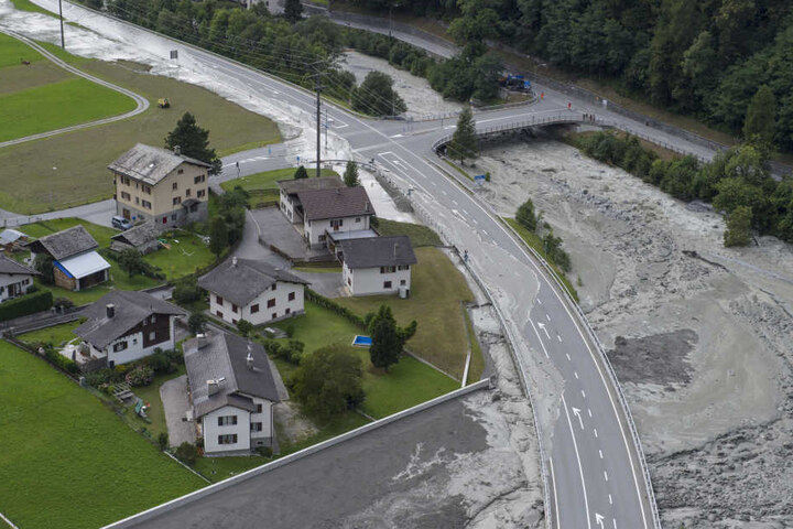 Die riesigen Gesteinsmassen donnerten ins Tal.
