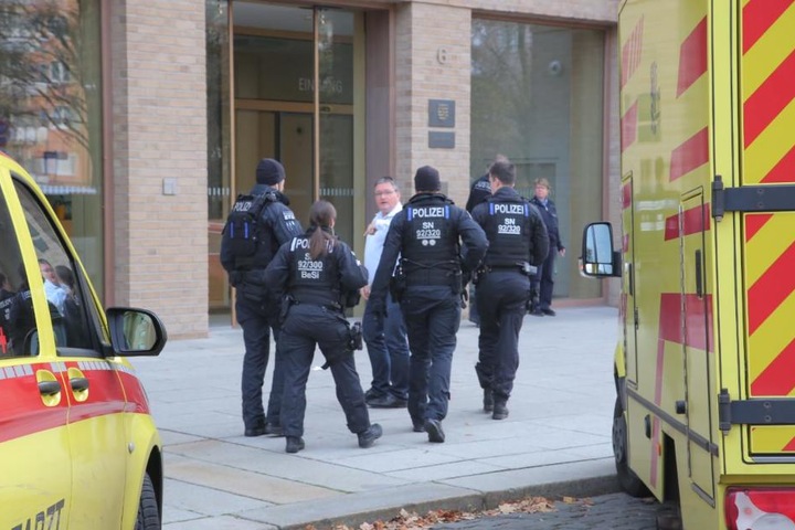 Sicherheitsschef Landerer weist die Polizei ein.