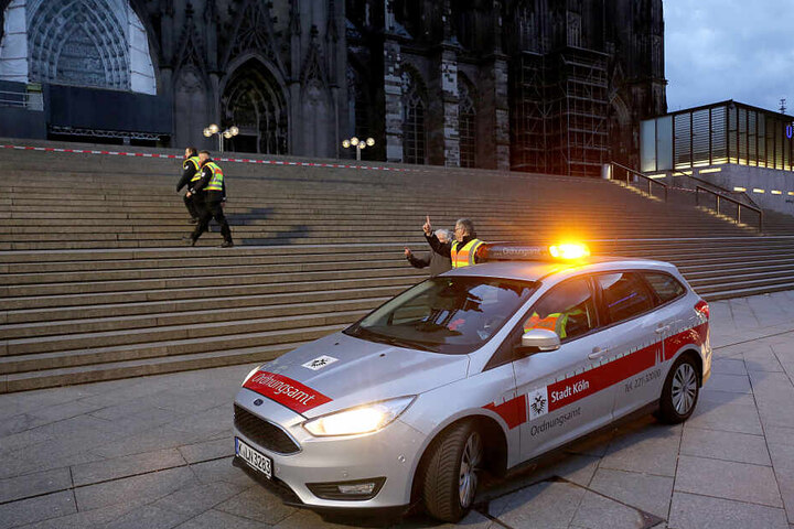 Während des Sturms am Sonntag hatte das Kölner Ordnungsamt die Domplatte kurzerhand abgesperrt.