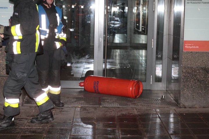 Mehrere Gasflaschen warf er herunter.